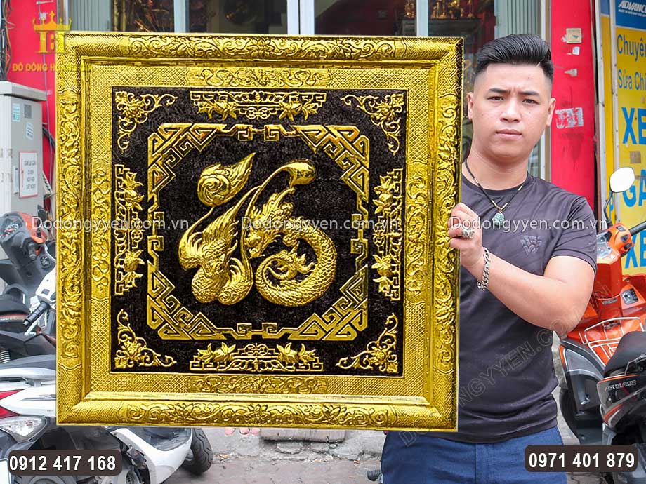 Nổi bật tr&ecirc;n nền sơn đen, họa tiết hoa văn được chăm ch&uacute;t v&ocirc; c&ugrave;ng tỉ mỉ